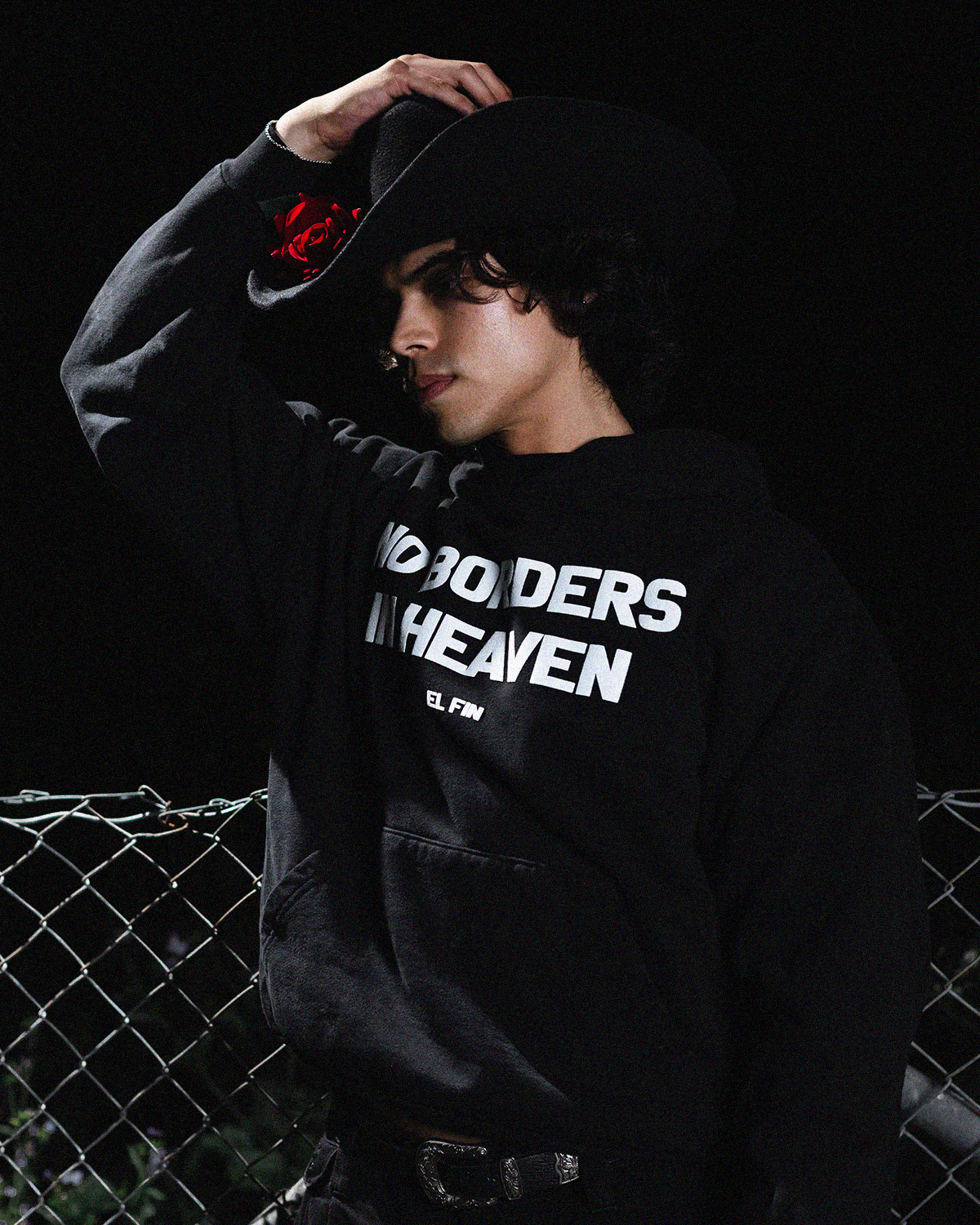 NO BORDERS HOODIE